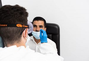 La Organización Mundial de la Salud recomienda hacer test PCR a las personas vacunadas con sospecha de contagio