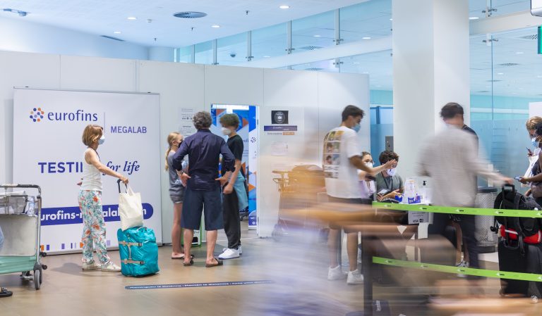 Los ingleses lideran por primera vez el ranking de nacionalidades extranjeras que solicitan un test COVID en los aeropuertos españoles en los que se encuentra Eurofins